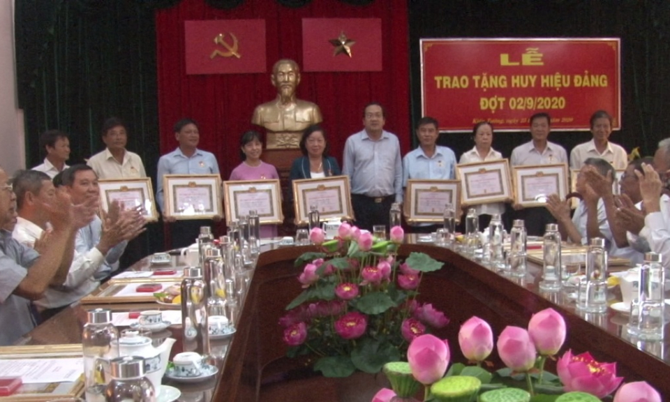 TX Kiến Tường: Trao Huy hiệu Đảng đợt 02/9/2020