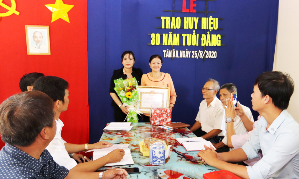Cần Đước: 30 đảng viên được trao huy hiệu Đảng nhân dịp lễ Quốc khánh 2/9