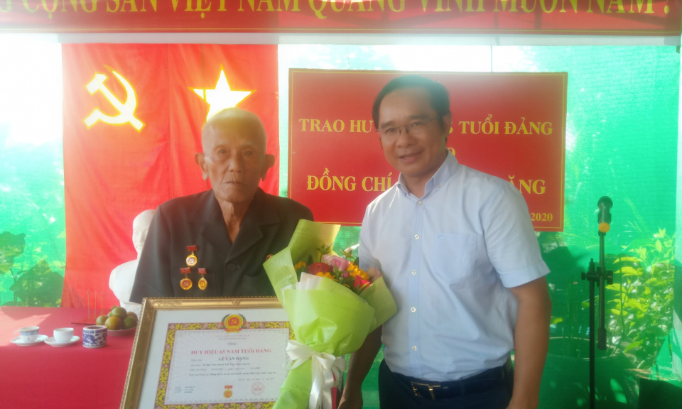 Bến Lức: Trao huy hiệu 65 năm tuổi Đảng