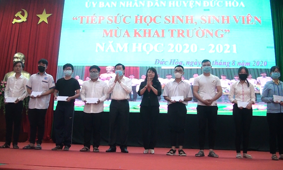 Đức Hòa: Khen thưởng và trao học bổng Tiếp sức đến trường