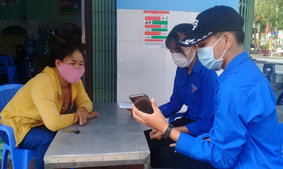 Tân Hưng: Ra quân các đội tình nguyện hỗ trợ người dân cài đặt phần mềm Bluezone
