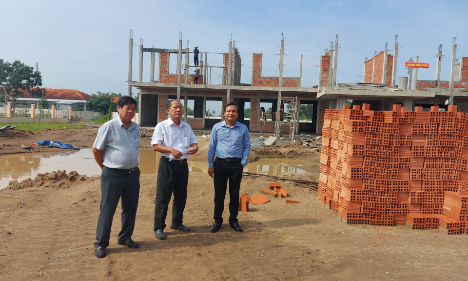 Lãnh đạo huyện Bến Lức kiểm tra các công trình xây dựng cơ bản trường học