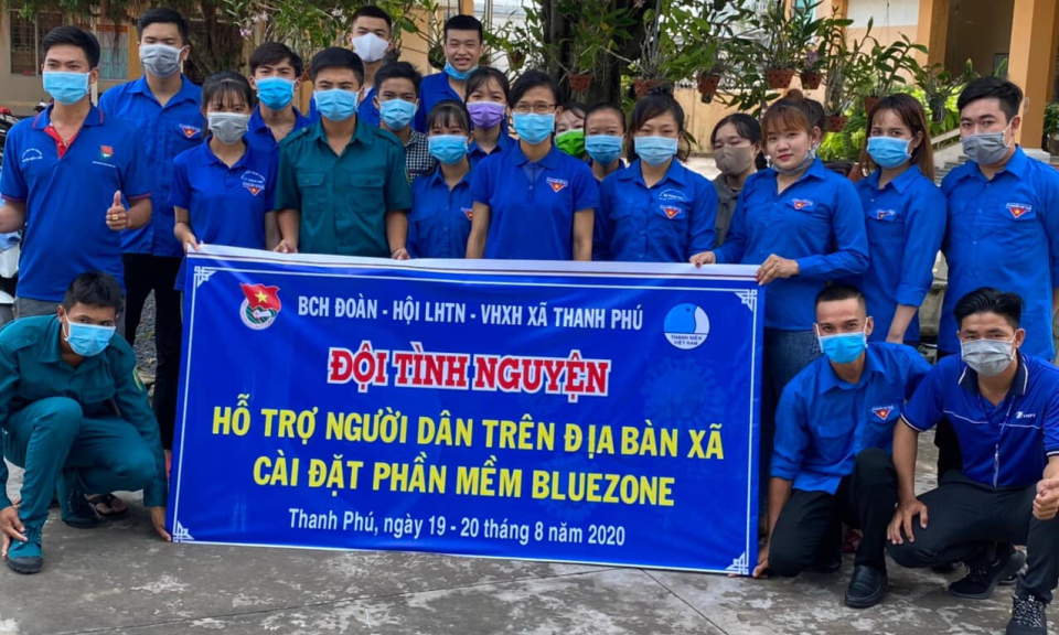 Bến Lức: 15 đội tình nguyện hỗ trợ người dân cài đặt phần mềm Bluezone