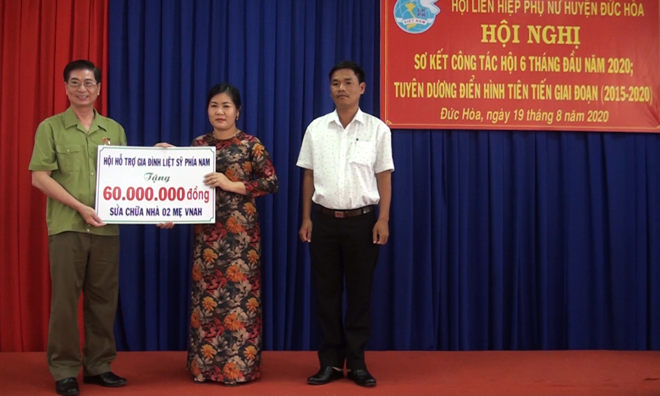 Đức Hòa: Tiếp nhận tiền hỗ trợ sửa chữa nhà tình nghĩa cho Mẹ VNAH