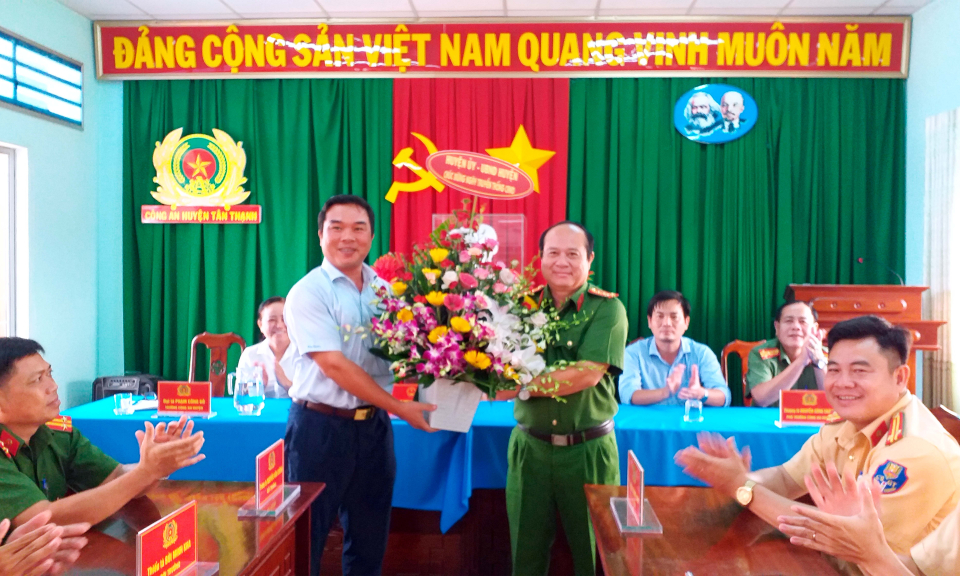 Lãnh đạo huyện Tân Thạnh chúc mừng công an huyện nhân ngày truyền thống công an nhân dân 19.8