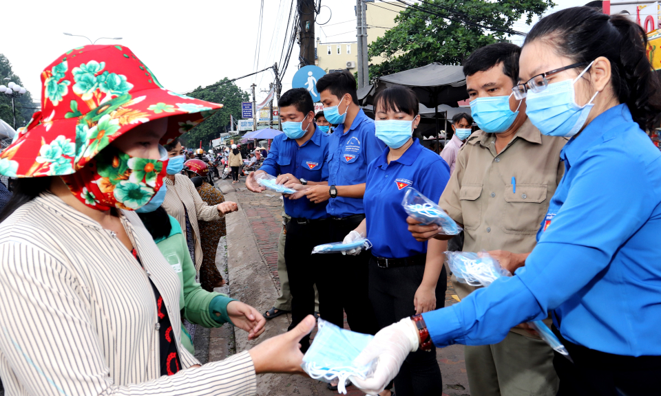 Cần Đước: Phát trên 22 ngàn chiếc khẩu trang miễn phí cho người dân
