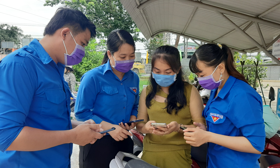 Tuổi trẻ Tân An giúp người dân cài đặt ứng dụng Bluezone
