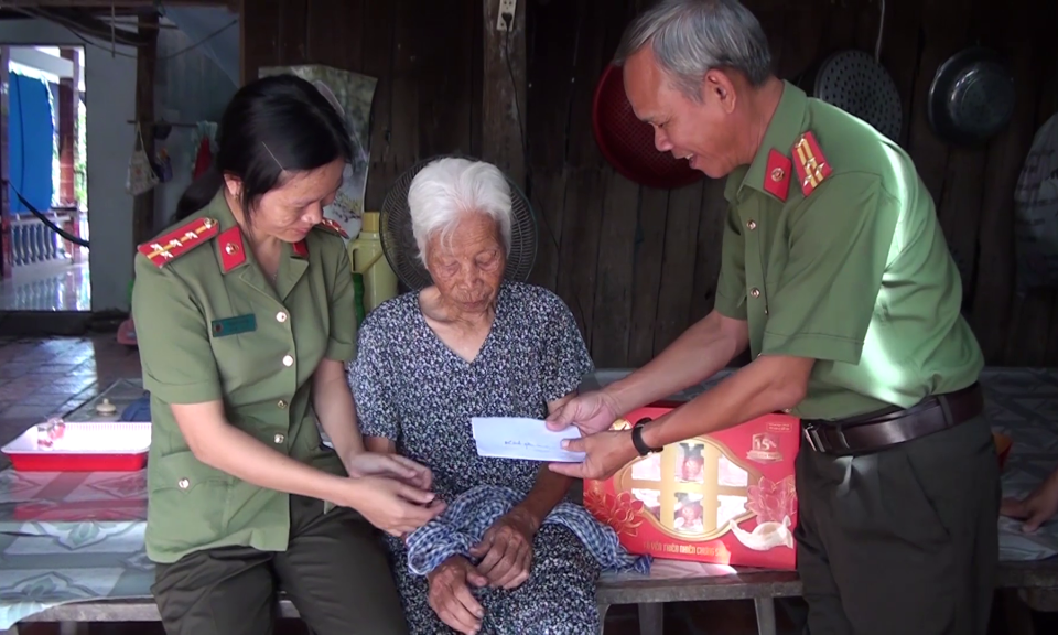 Công an Tân Hưng thăm và tặng quà MVNAH ở xã Vĩnh Bửu