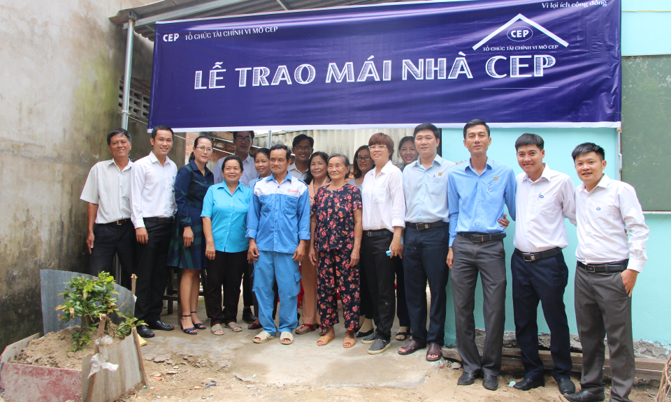 Thủ Thừa: Trao tặng mái nhà CEP cho thành viên nghèo