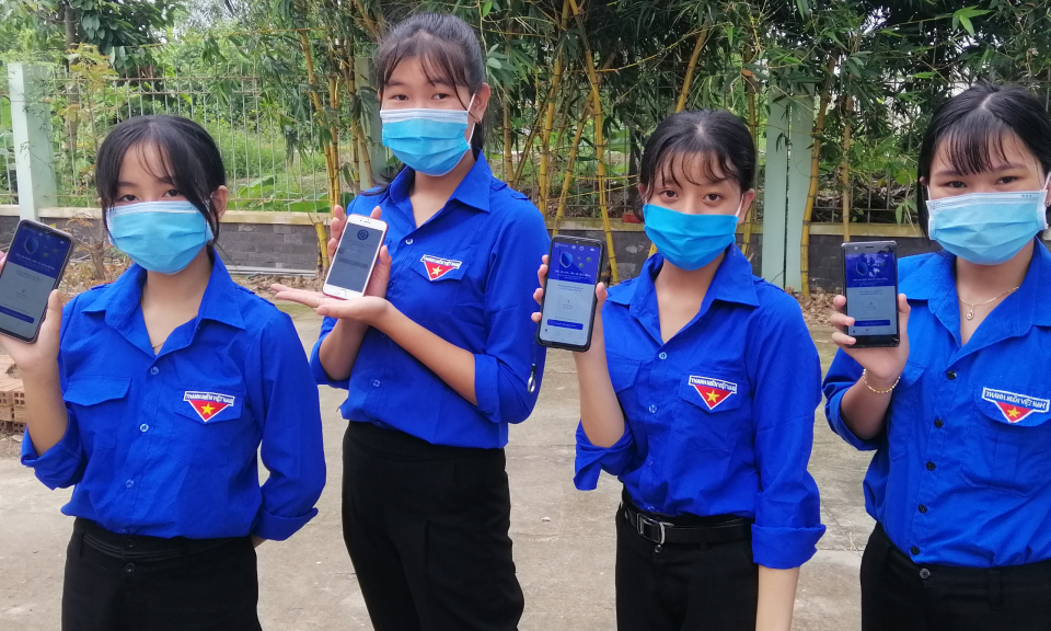 Tuổi trẻ Tân Thạnh cài ứng dụng Bluezone chung tay phòng, chống Covid-19