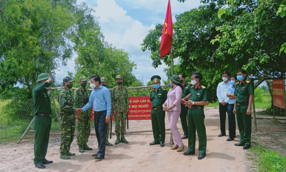 Phó Chủ tịch UBND tỉnh – Phạm Tấn Hòa kiểm tra phòng, chống dịch Covid-19 tại biên giới