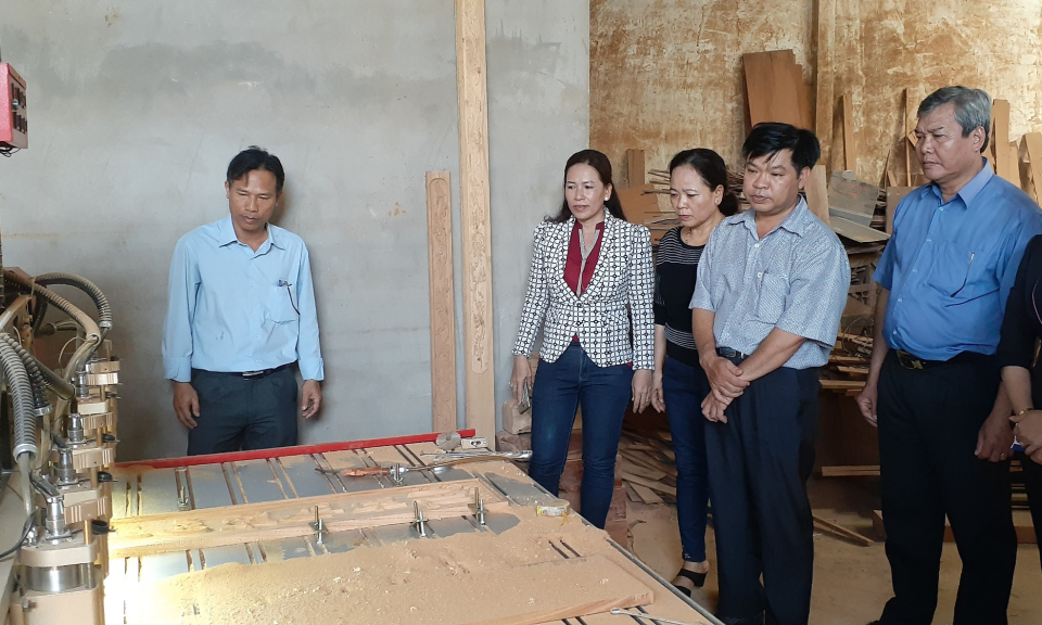 Nghiệm thu đưa vào sử dụng máy khắc gỗ tự động tại Tân Hưng
