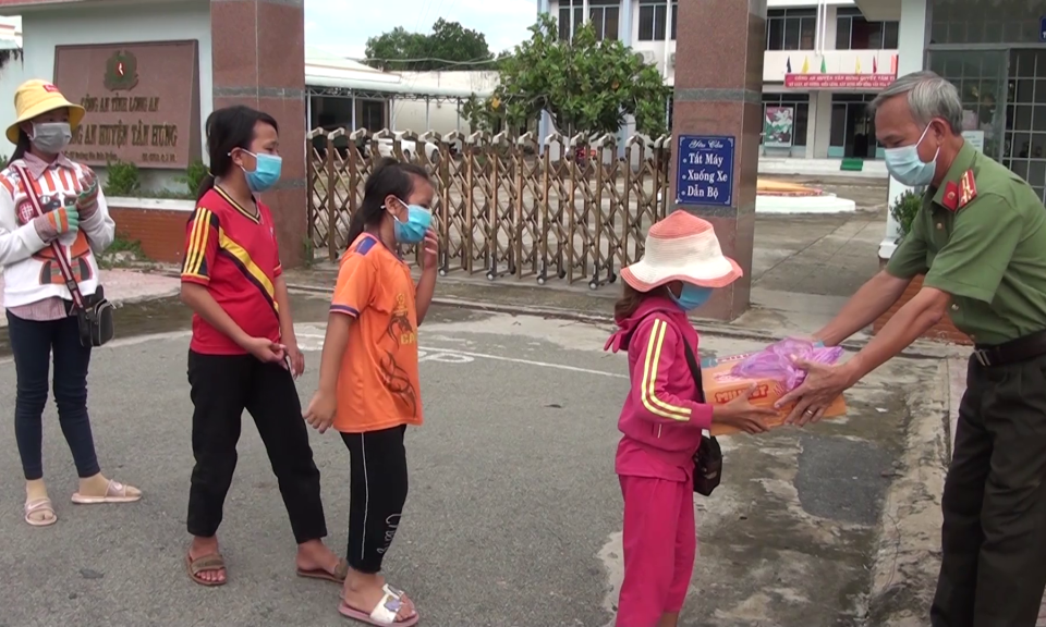 Tân Hưng: Trao tặng quà cho hộ nghèo và trẻ em ảnh hưởng bởi dịch Covid-19