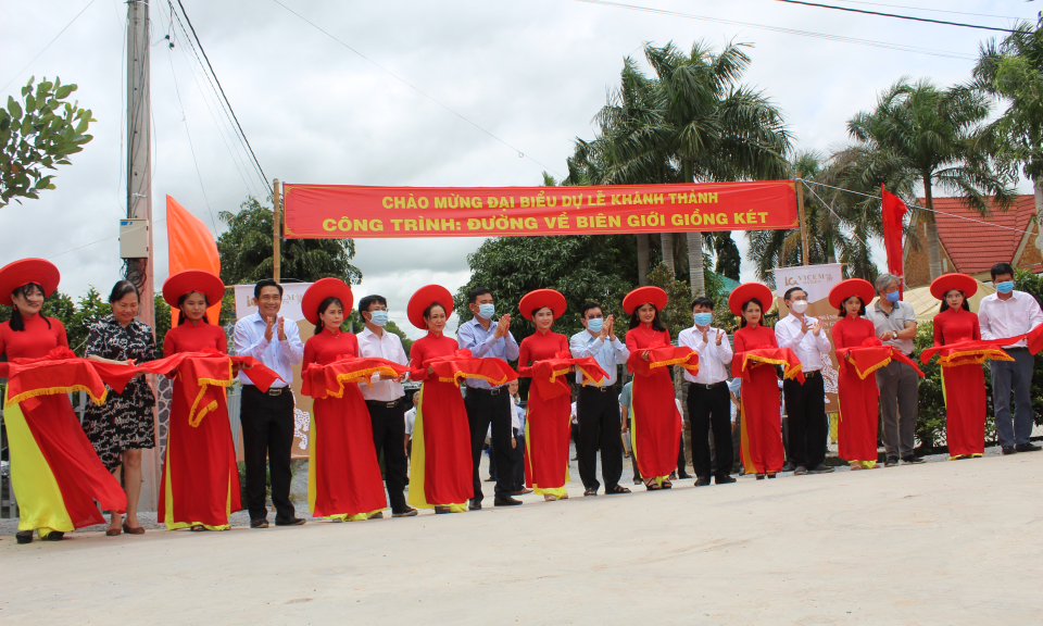Nguyên Chủ tịch nước Trương Tấn Sang dự lễ khánh thành công trình đường về biên giới Giồng Két tại Đức Huệ.