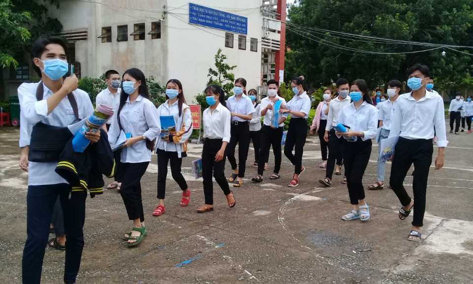 Các thí sinh phấn khởi hoàn thành kỳ thi TNPTTH năm 2020