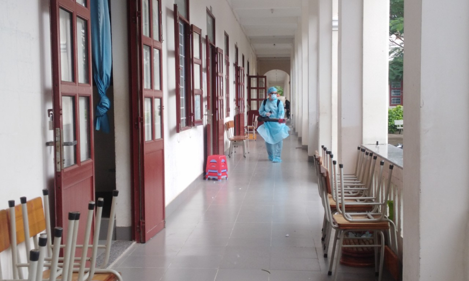 Phun hóa chất khử trùng tại các điểm thi tốt nghiệp THPTQG phòng chống dịch Covid-19