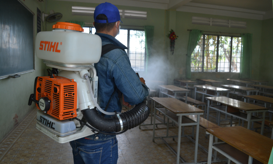 Cần Giuộc: Phun hóa chất diệt khuẩn các điểm trường tổ chức kỳ thi tốt nghiệp THPT năm 2020