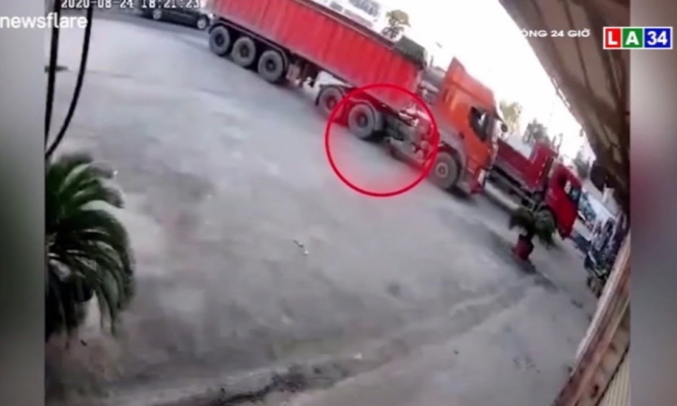 Camera nóng | &#8220;Đứng tim&#8221; bé trai bò ra ngoài khi bị xe container cuốn vào gầm