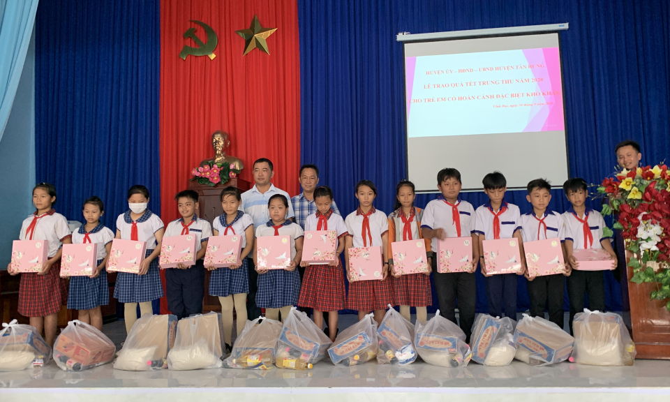 Trao quà vui tết Trung thu