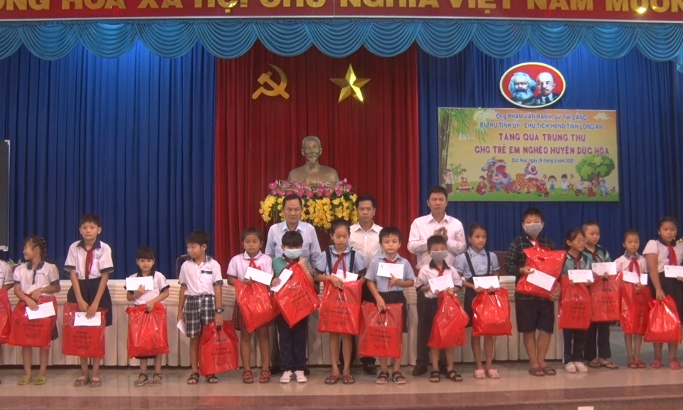 Đức Hòa: Trao quà trung thu cho trẻ em có hoàn cảnh khó khăn