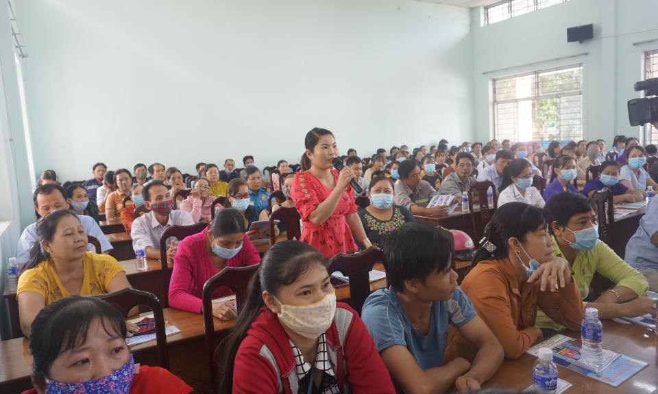 Bí thư huyện ủy Bến Lức tiếp xúc, đối thoại với công nhân lao động
