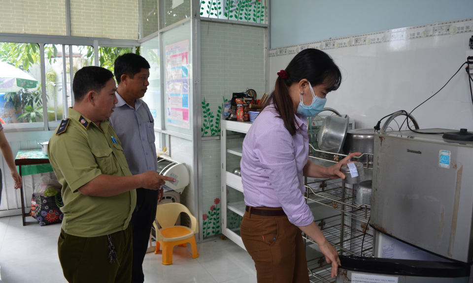 Cần Giuộc: Kiểm tra an toàn thực phẩm tại các lớp, nhóm trẻ tư thục
