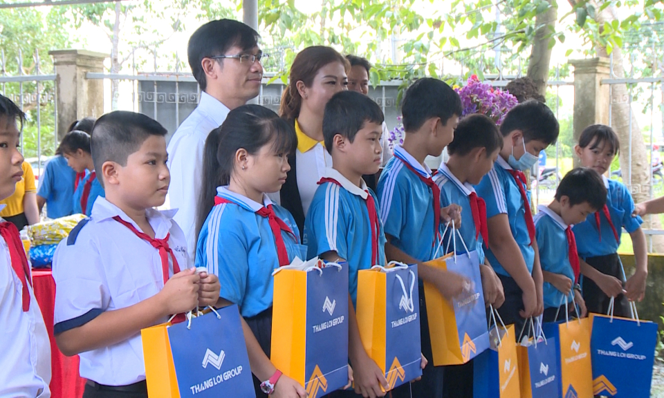 Chăm lo cho trẻ em nghèo vui tết trung thu
