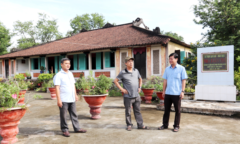 Lãnh đạo huyện Cần Đước khảo sát hiện trạng Di tích quốc gia Nhà trăm cột