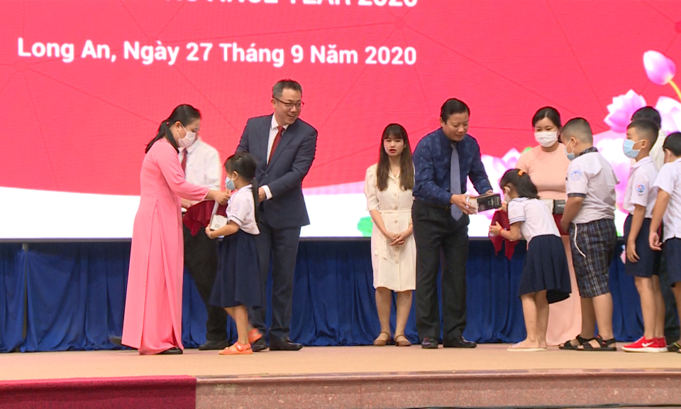 Trên 1 tỷ đồng tiền học bổng được trao cho học sinh vượt khó hiếu học