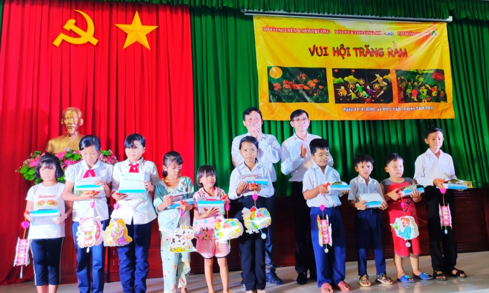 Đài PT và TH Long An vận động trao quà trung thu cho thiếu nhi xã Đức Tân, huyện Tân Trụ