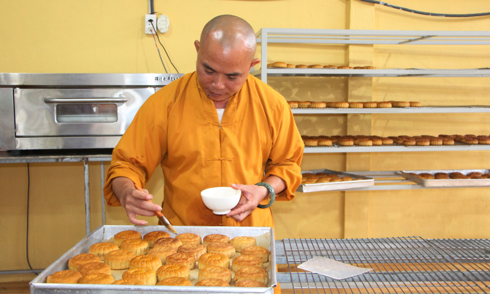 Ấm lòng bánh Trung thu handmade cho trẻ em nghèo