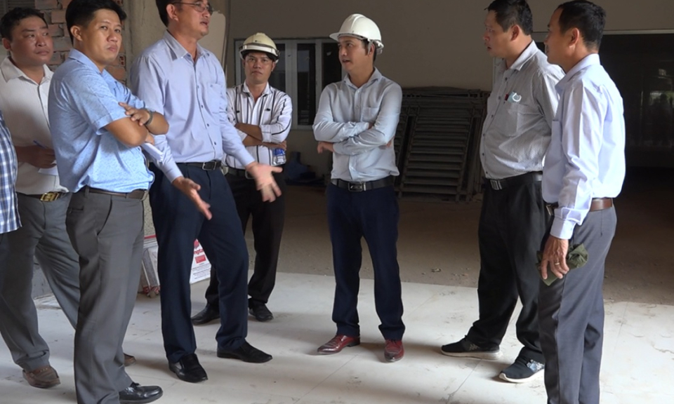 Phó chủ tịch UBND tỉnh Long An- Phạm Văn Cảnh kiểm tra tiến độ thực hiện Dự án Bệnh viện Đa khoa Khu vực Mộc Hóa