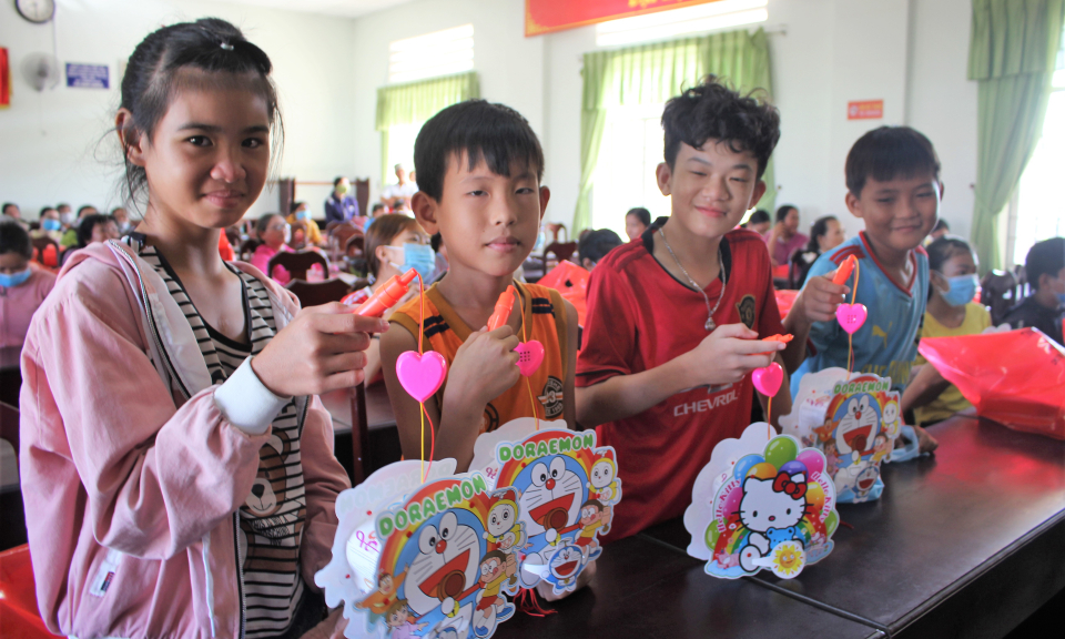 Chăm lo trẻ em nghèo Cần Đước vui tết Trung thu