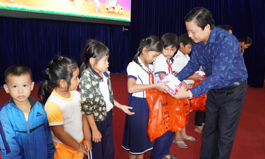 Trao quà vui tết trung thu cho trẻ em nghèo