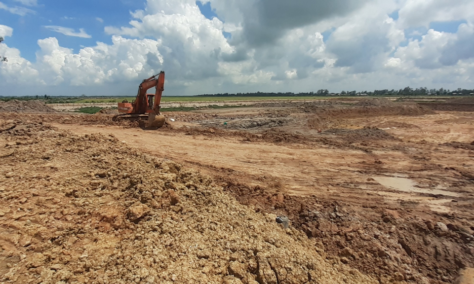 Tân Hưng chỉ đạo xã Hưng Điền cần xử lý dứt điểm việc khái thác đất trái phép