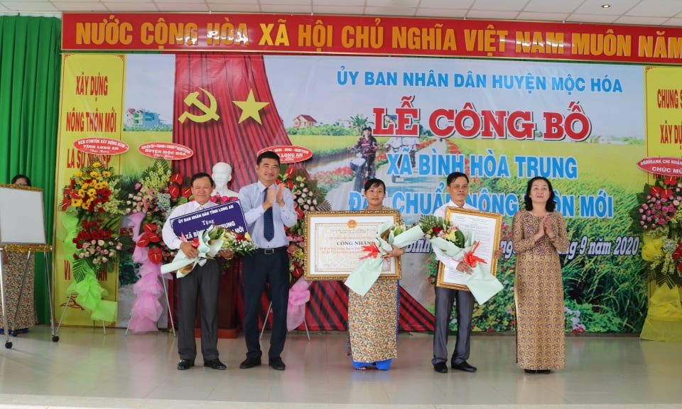Mộc Hóa: Công bố xã Bình Hòa Trung đạt chuẩn xã nông thôn mới