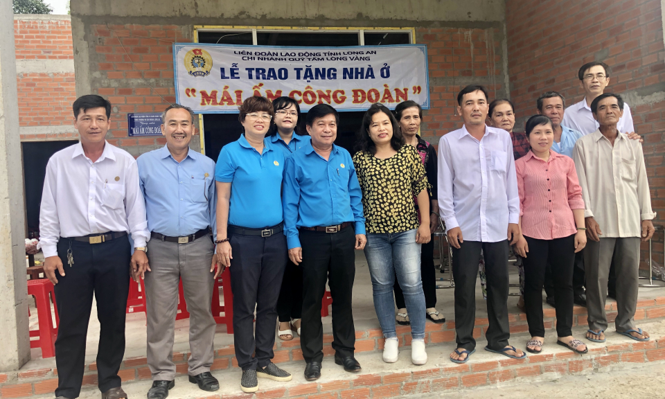 Thủ Thừa : Trao tặng Mái ấm công đoàn