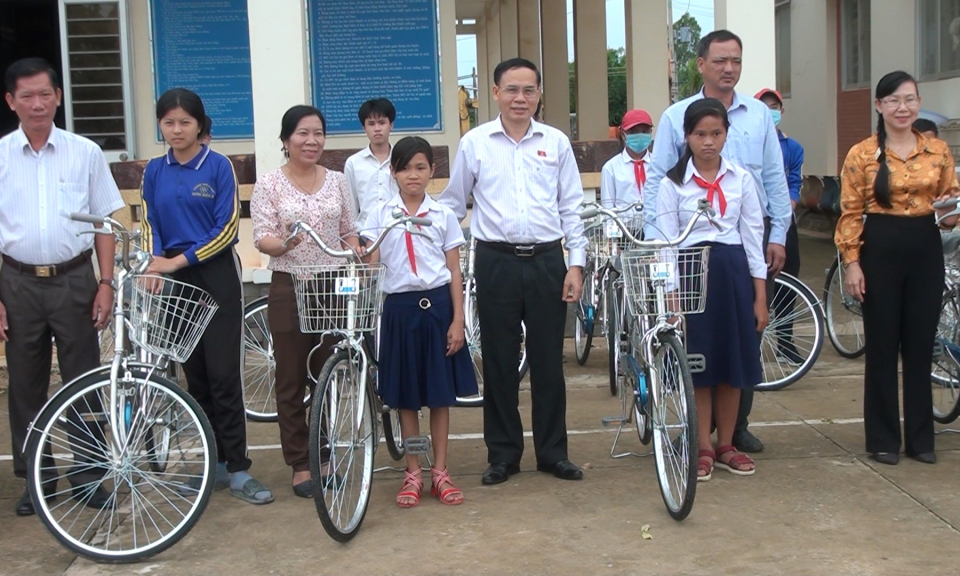 ĐBQH tặng xe đạp cho học sinh nghèo vùng biên giới Tân Hưng