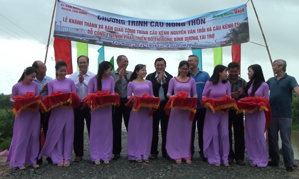 Nguyên Chủ tịch nước Trương Tấn Sang dự lễ khánh thành cầu tại Tân Hưng
