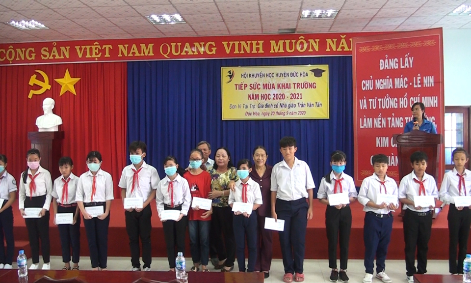 Đức Hòa: Trao 100 suất học bổng Trần Văn Tấn