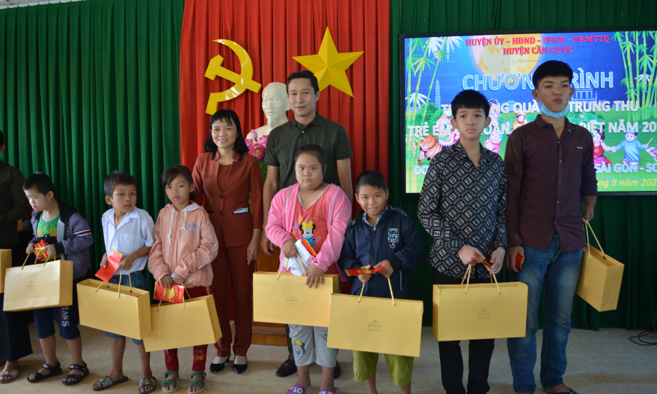 Cần Giuộc: Trao quà trung thu cho các em có hoàn cảnh đặc biệt khó khăn