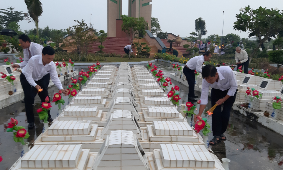 Tân Thạnh: Viếng nghĩa trang liệt sĩ và trồng cây lưu niệm kỷ niệm 40 năm ngày thành lập huyện