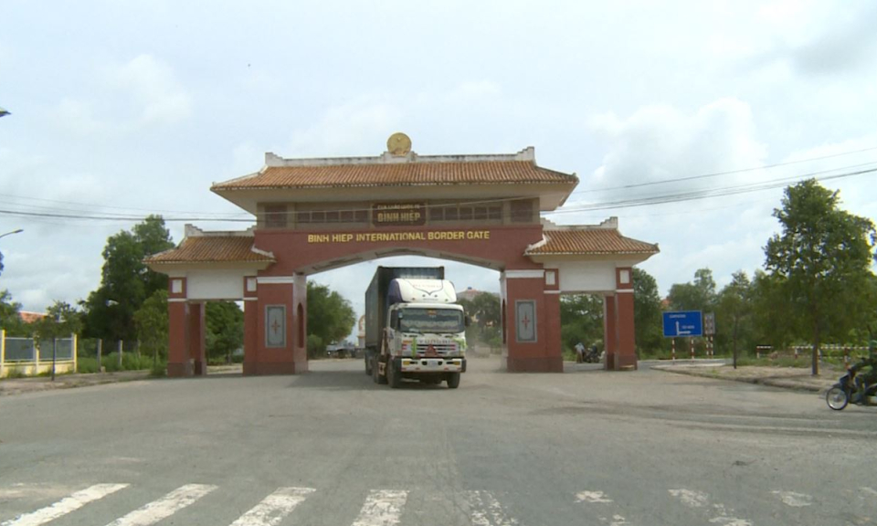 Thay đổi đầu kéo vận chuyển hàng hóa để phòng chống dịch Covid 19 ở cửa khẩu
