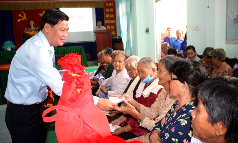 Lãnh đạo huyện Cần Đước tham gia hoạt động Về nguồn tại xã Long Hựu Đông