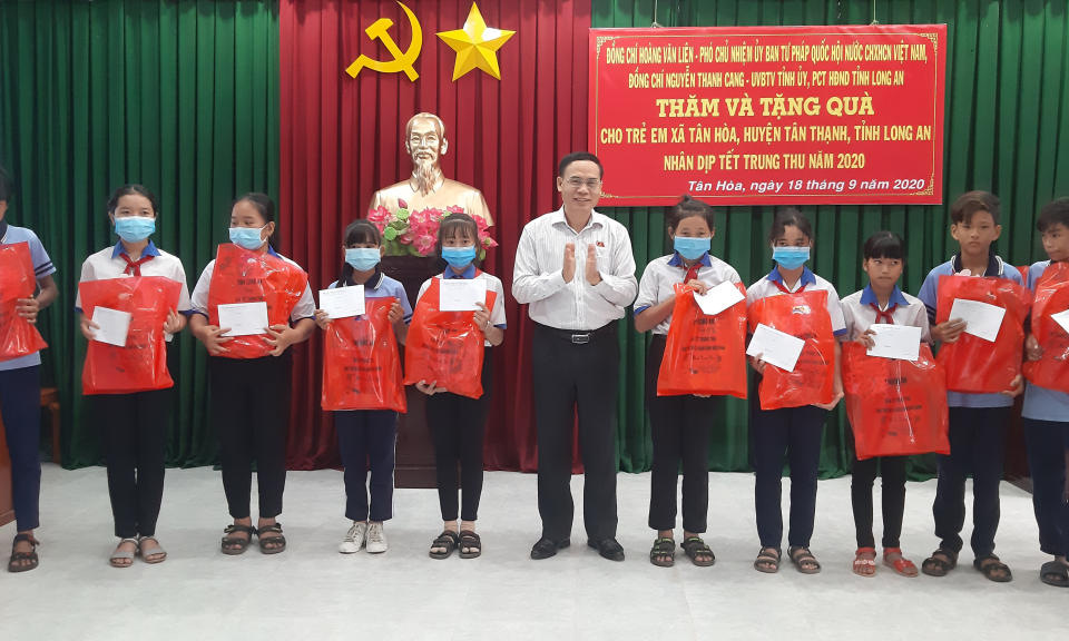 Phó chủ nhiệm Ủy ban tư pháp Quốc hội-Hoàng Văn Liên tặng quà trung thu
