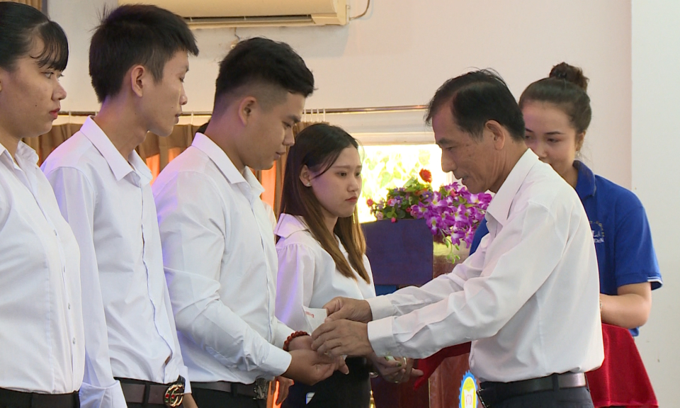 30 sinh viên được nhận học bổng &#8221; Ươm mầm cho những ước mơ&#8221;