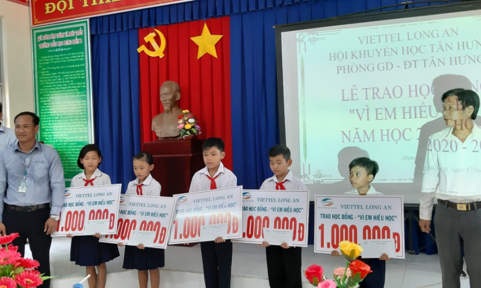 Viettel Long An đồng hành với học sinh nghèo hiếu học vùng biên giới Tân Hưng