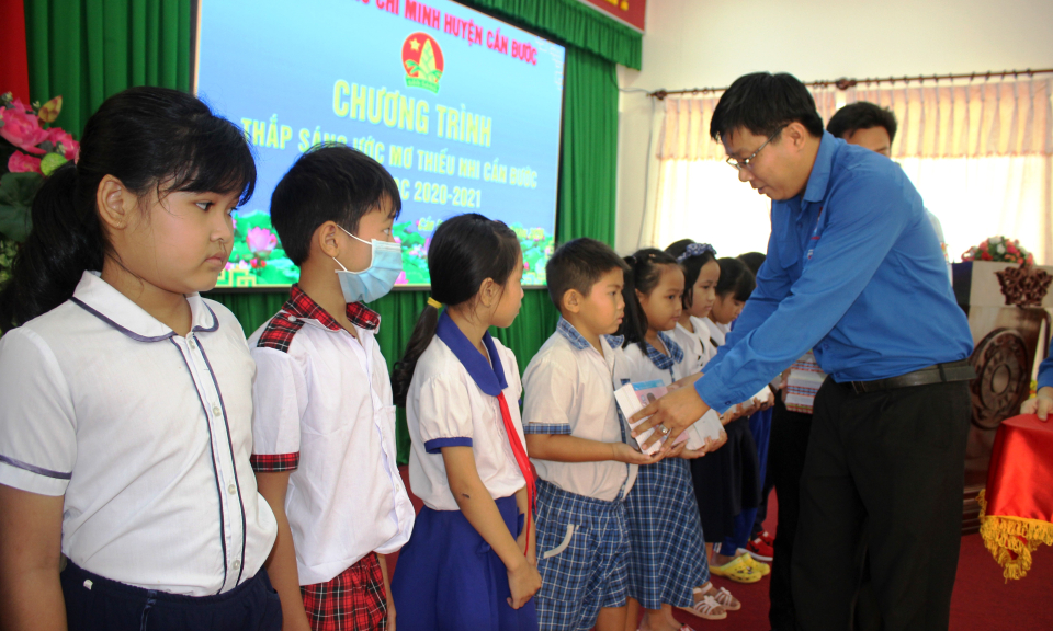 Cần Đước: Chương trình Thắp sáng ước mơ thiếu nhi, năm học 2020-2021