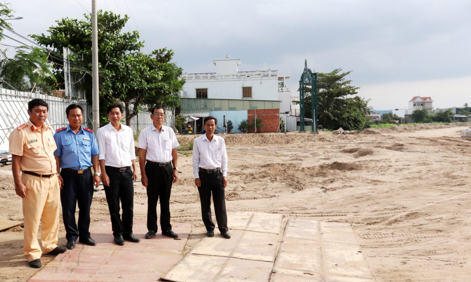 Kiểm tra công tác san lấp mặt bằng Dự án khu dân cư thương mại Cần Đước
