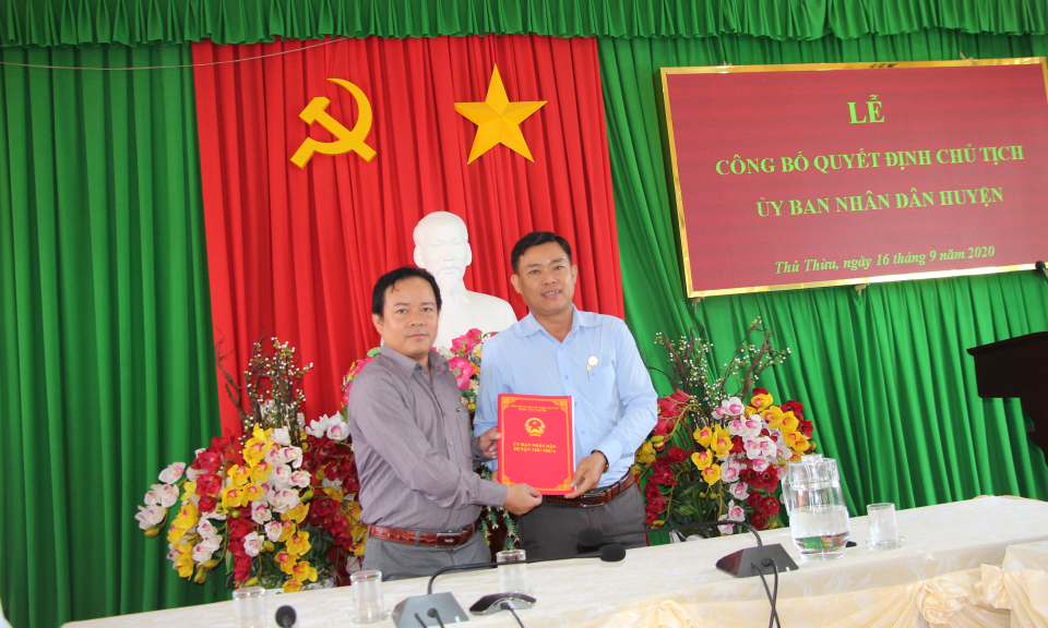 Thủ Thừa: Công bố quyết định Chủ tịch UBND huyện Thủ Thừa- Đinh Văn Sáu, nhiệm kỳ 2016-2021